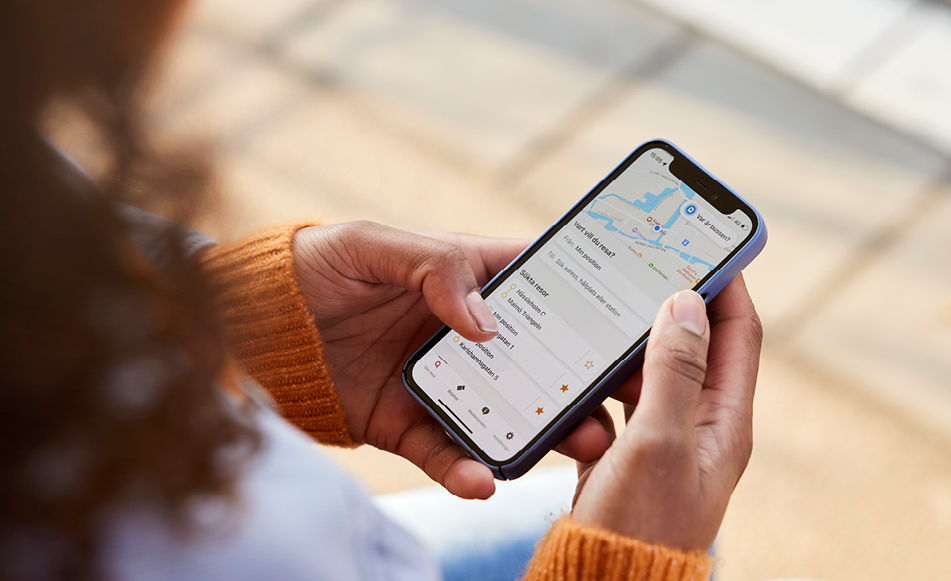 Händer som håller i en mobiltelefon
